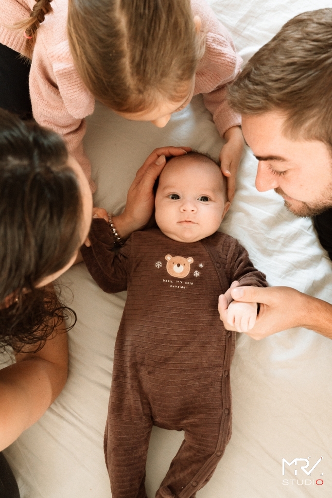 Photo famille naissance lyon - MRV Studio