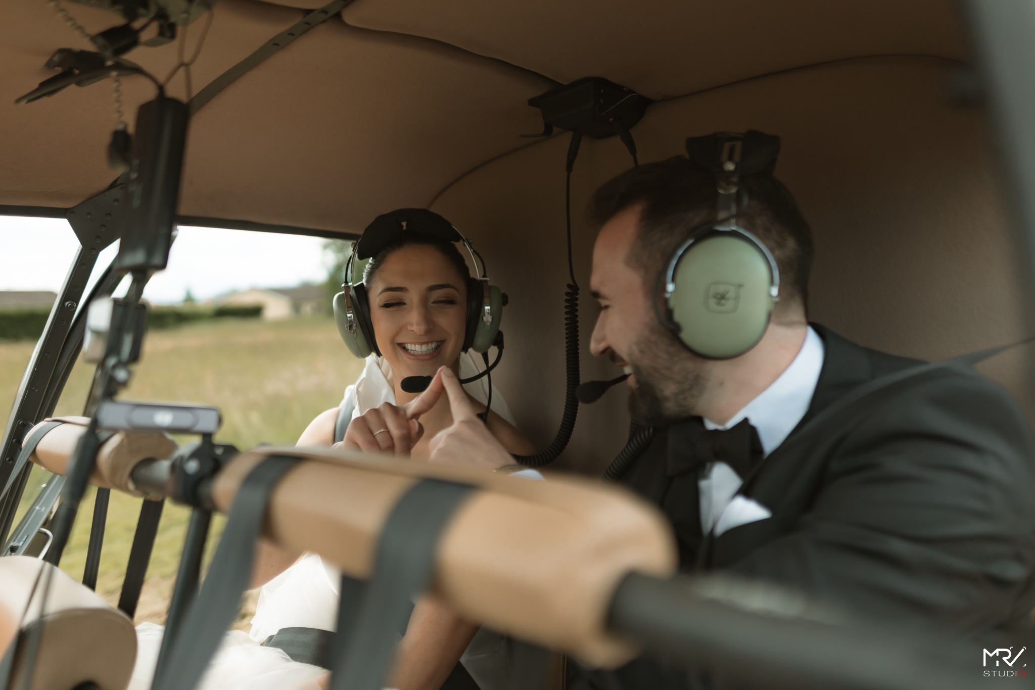 Photographe Mariage à Lyon - MRV Studio Photo | Votre Histoire en Images couple de marié dans un hélicoptère au Château des Ravatys