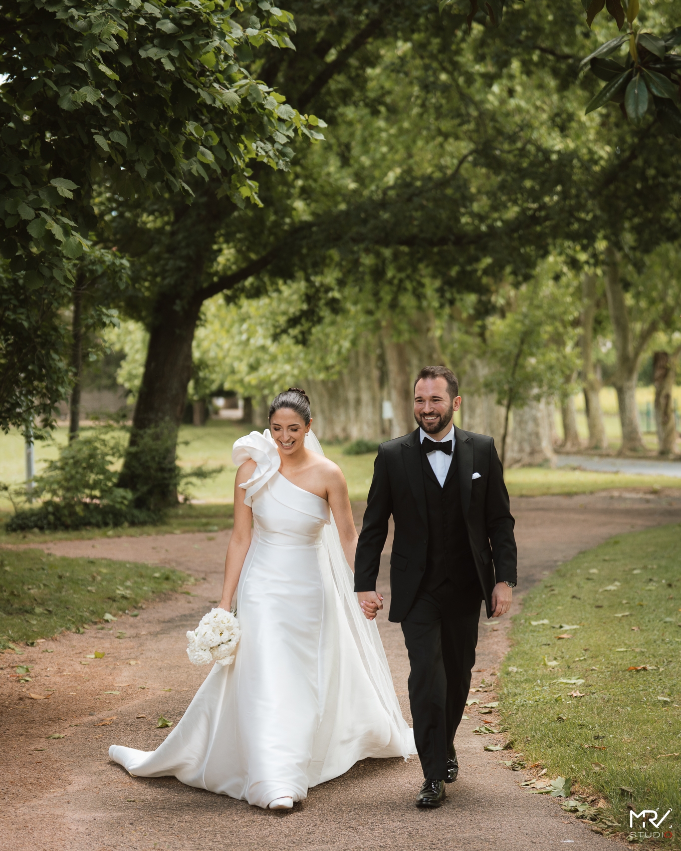 Photographe Mariage à Lyon - MRV Studio Photo | Votre Histoire en Images couple de mariés au Château des Ravatys