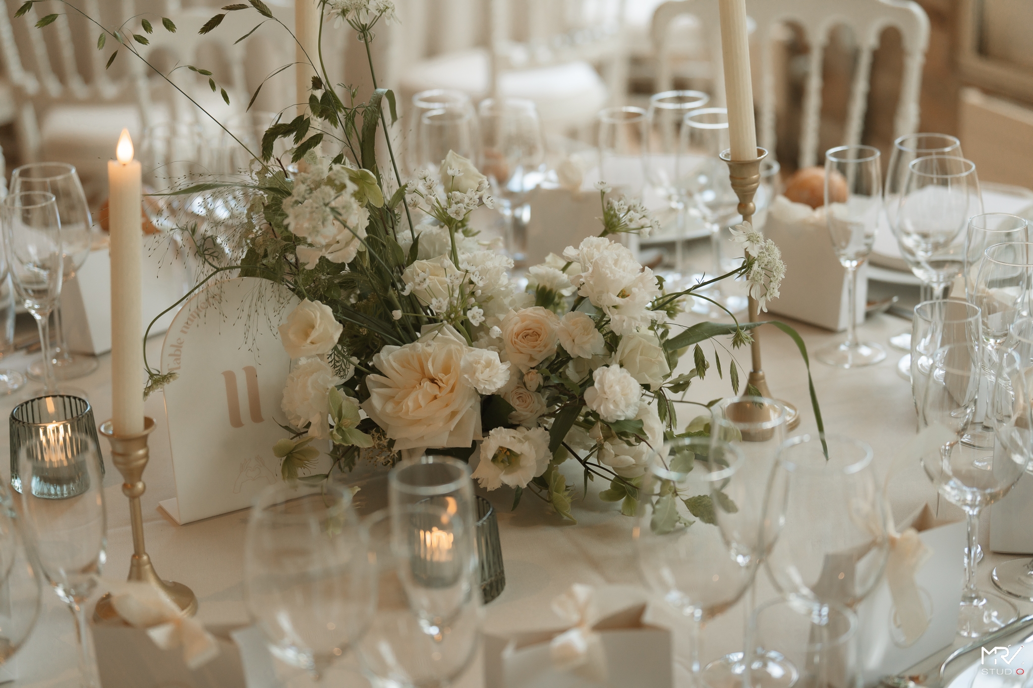 Photographe Mariage à Lyon - MRV Studio Photo | Votre Histoire en Images décoration table de mariage au Château des Ravatys