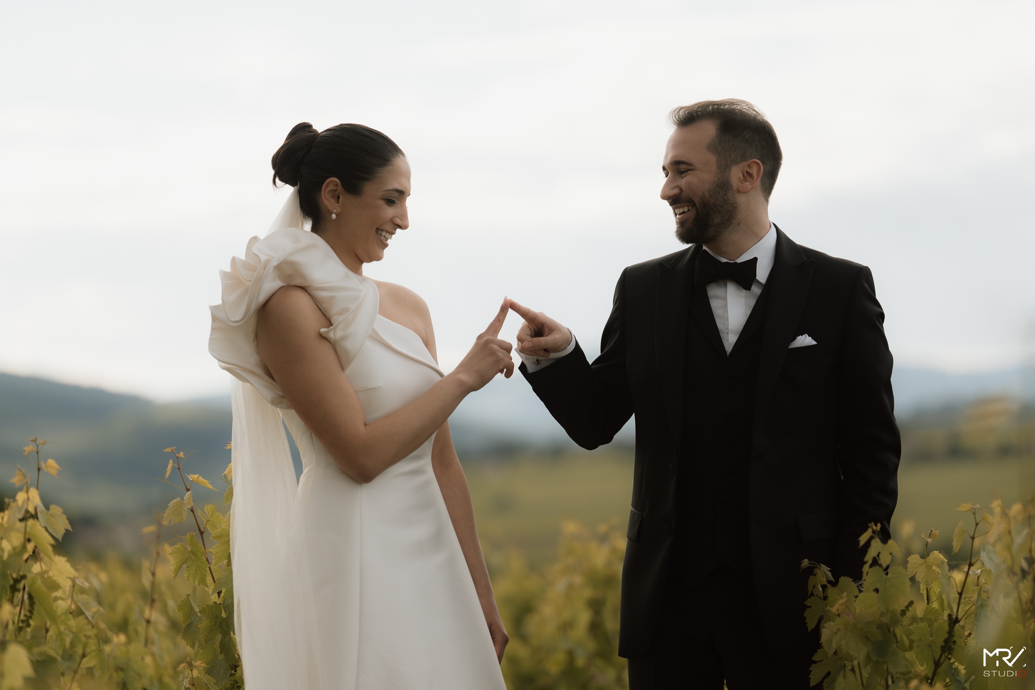 Photographe Mariage à Lyon - MRV Studio Photo | Votre Histoire en Images chateau mariage beaujolais - séance couple dans les vignes