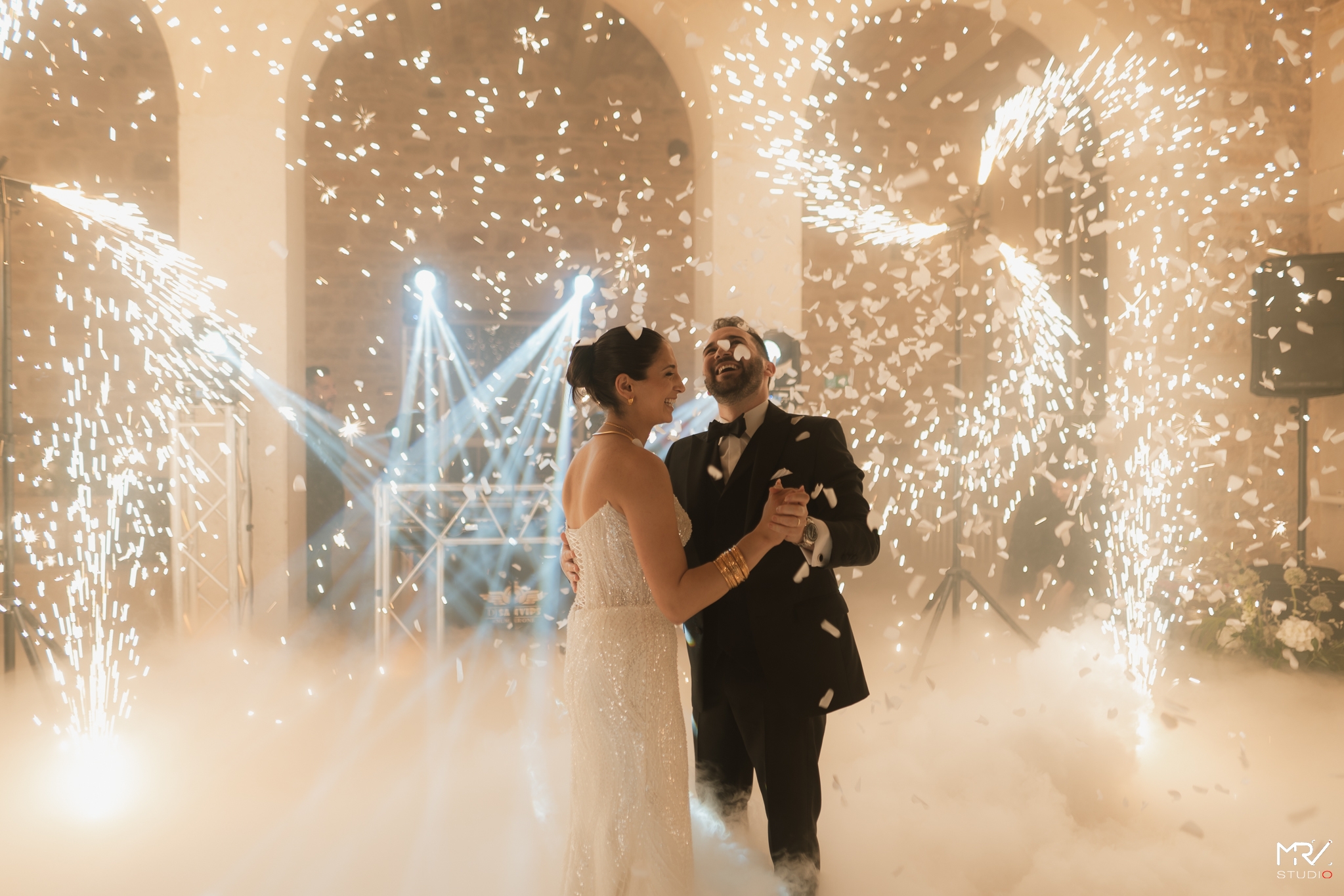 Photographe Mariage à Lyon - MRV Studio Photo | Votre Histoire en Images Première danse du couple marié au Château des Ravatys